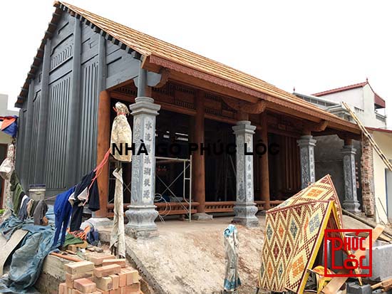 Nhà gỗ Lim 3 gian 22 cột vách vỏ mang tại Long Biên