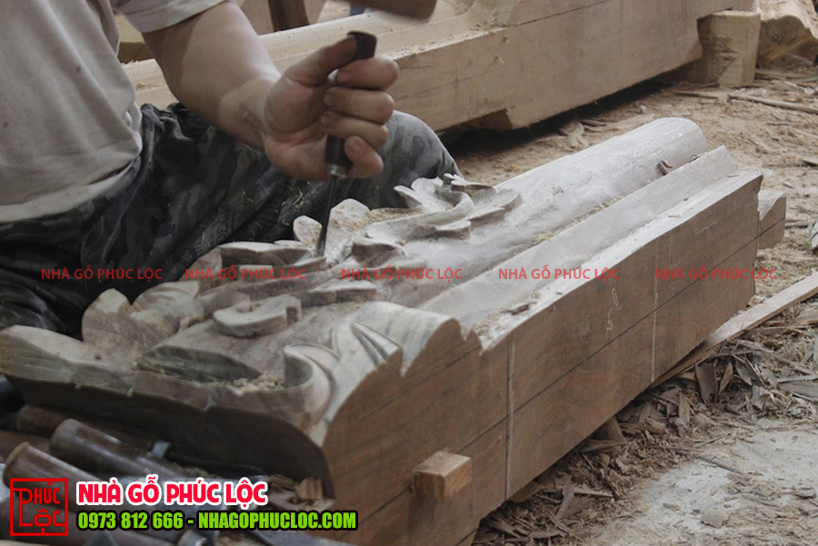 Hình ảnh người thợ đục chạm các cấu kiện của nhà gỗ cổ truyền 