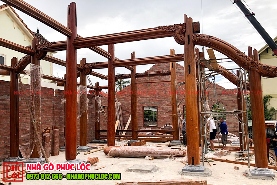 Hệ thống cột nhà được lắp dựng của nhà gỗ 3 gian 