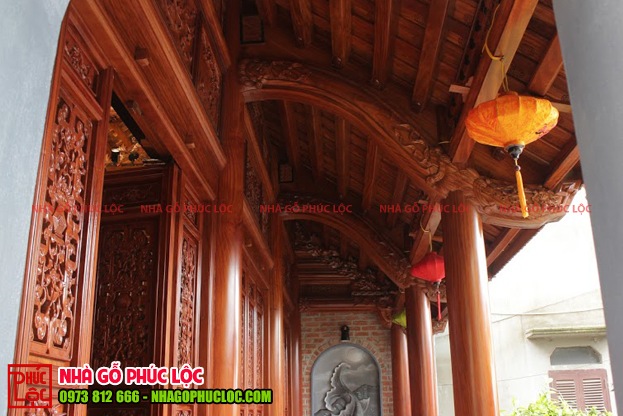 Hiên của căn nhà gỗ 3 gian truyền thống tại Hưng Yên 