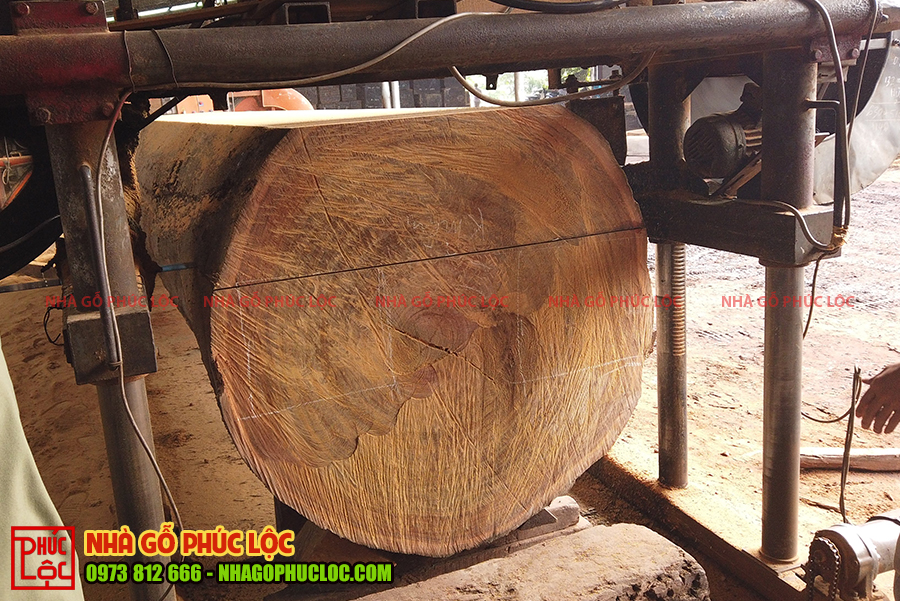 Quá trình xẻ cột gỗ gõ 3 gian cổ truyền