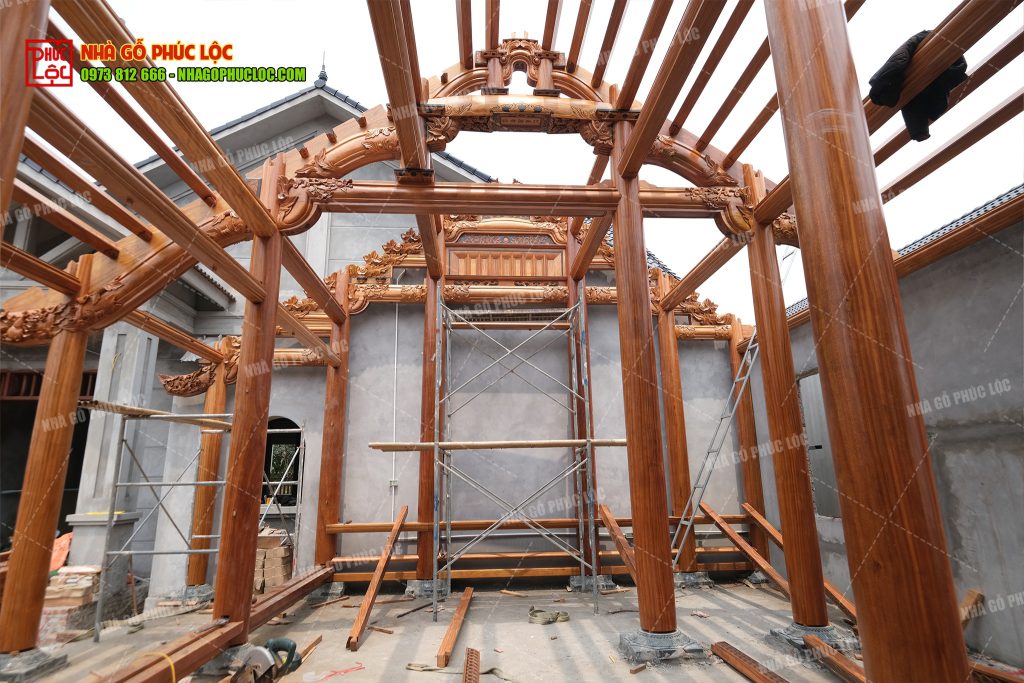Thi công nhà gỗ truyền thống được thực hiện cẩn trọng, tỉ mỉ đến từng chi tiết