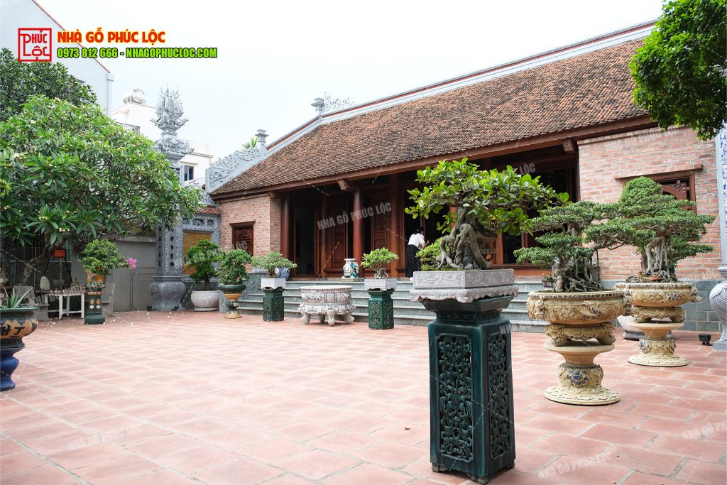 Không gian sân phía trước nhà gỗ