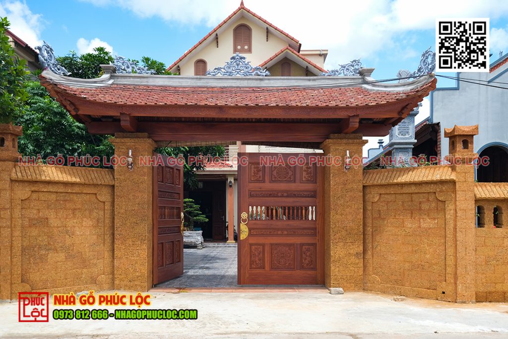 Cổng nhà thờ họ chạm khắc tinh xảo