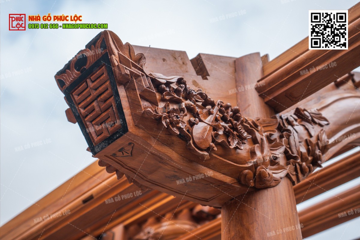 Cột nhà gỗ mít với đường vân gỗ đẹp, màu sắc sang trọng